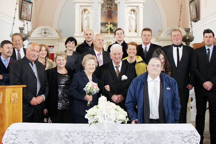 Slavljenici Ardemia (Marija) i Ferucio Jugovac iz malog naselja Pašudije, kod Šterne, u grožnjanskoj općini s najbližom rodbinom nakon obnove bračnih zavjeta (Luka JELAVIĆ)