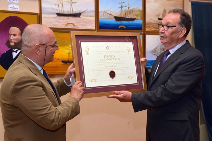 Ivanu Franinoviću (desno) nagradu za životno djelo dodijelio je dr. Nadan M. Petri (Neven LAZAREVIĆ)