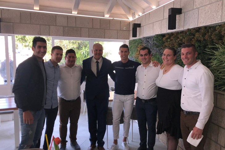 Ronaldo se fotografirao s osobljem konobe Dubrovnik na Lopudu (CROPIX)