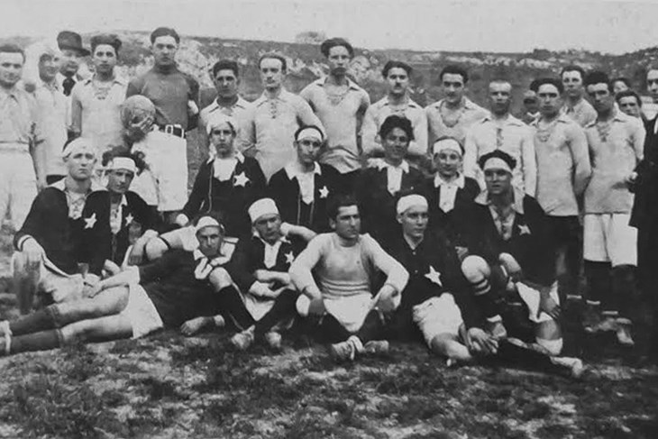 Fotografija nogometaša Pisinesea i pulskog Griona snimljena 23. travnja 1919.