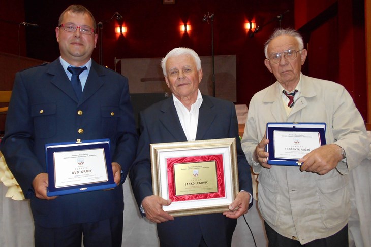 Dobitnici općinskih priznanja: predsjednik DVD Grom Vili Kocijančić, Janko Legović i Inočente Ružić