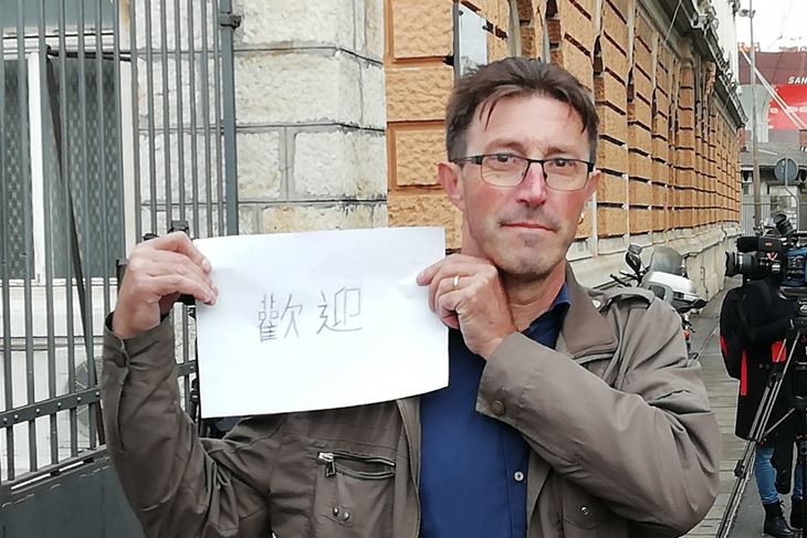 Predsjednik Štrajkaškog odbora u pulskom Uljaniku Boris Cerovac dočekao je kinesku delegaciju s natpisom na kineskom  (M. MIJOŠEK)