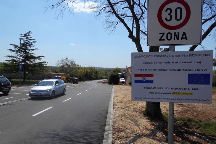 Početak novoasfaltirane prometnice u Labincima (D. ŠIŠOVIĆ)