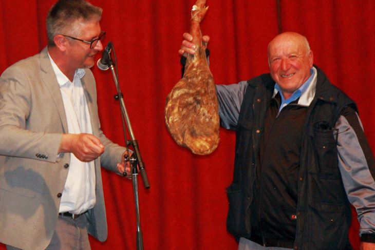 Manuel Makovac i Feručo Vok sa špaletom za najdulju šparugu