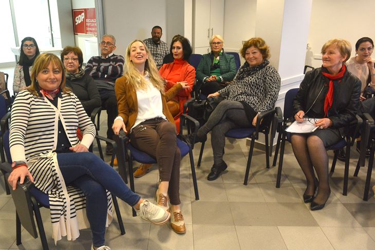 Maja Sporiš i Sanja Radolović pred članicama i članovima istarskog SDP-a  (D. MEMEDOVIĆ)