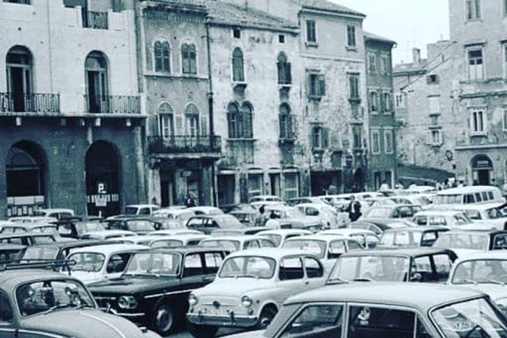 Pulski Forum, tada Trg Republike, pun automobila sve do zabrane 5. svibnja 1977. godine