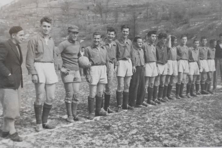 Nogometaši SD-a Pazin pred početak svoje prve službene utakmice u Lupoglavu u svibnju 1949.