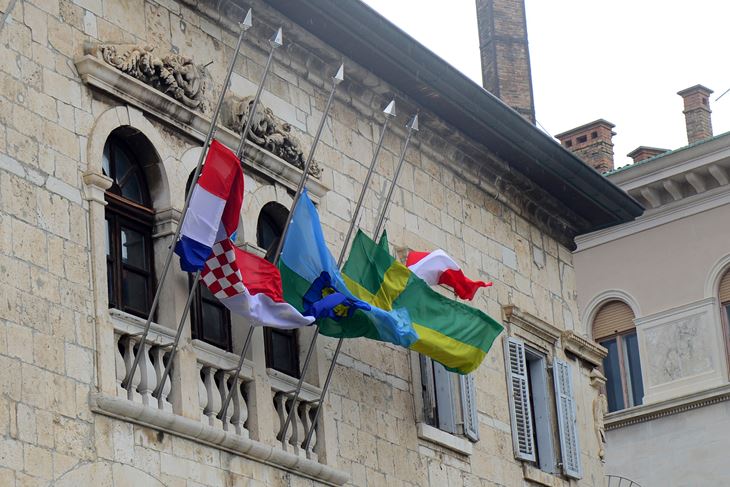 Na pulskoj gradskoj palači zastave su postavljene na pola koplja (D. ŠTIFANIĆ) 