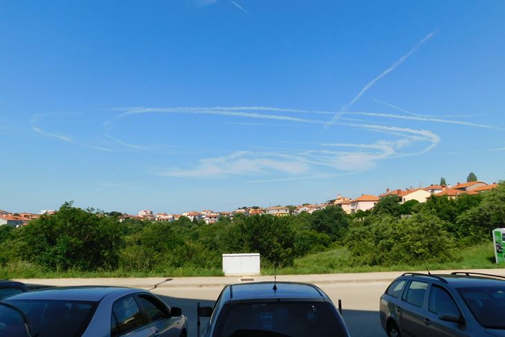Nebo nad Pulom prošarano kružnim tragovima borbenih aviona (Z. STRAHINJA)