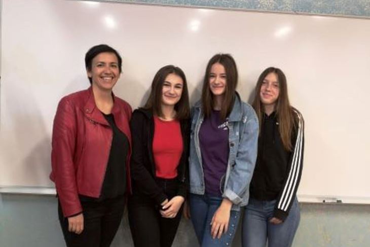 Nagrađene učenice u društvu mentorice i profesorice