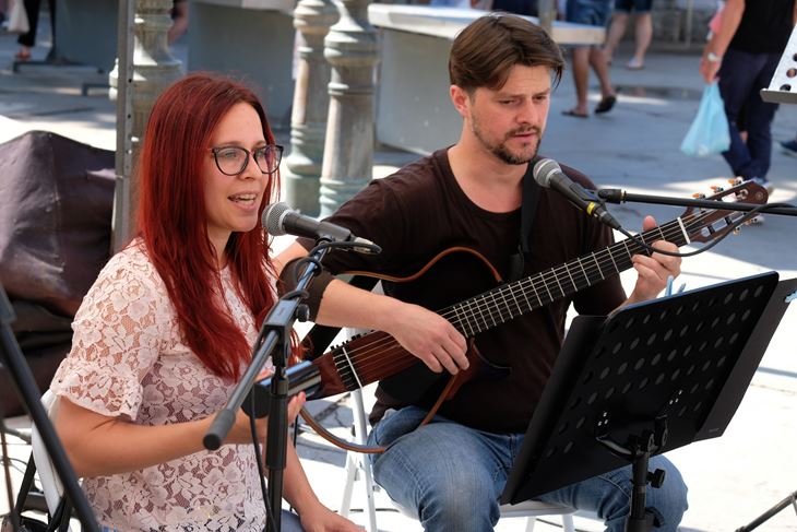 Duo Sunrise na pulskoj tržnici (MILIVOJ MIJOŠEK)