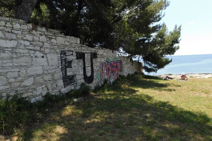 Zlokobni karakter grafita izdajnički otkrivaju dva uha na "U" (Z. STRAHINJA)