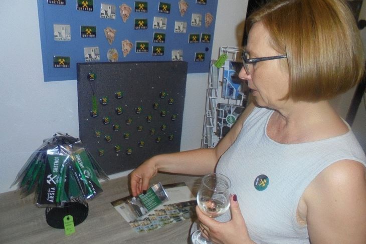 Dolores Jenkel sa suvenirima posvećenim rudarskoj baštini