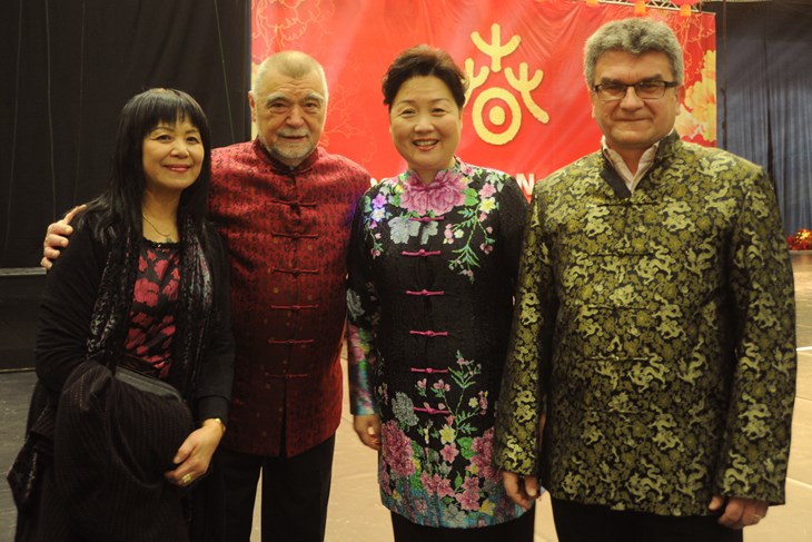 Edi Štifanić (prvi s desna) u društvu porečke kineskinje Liu Pilato Liying (prva s lijeva) koja je također bila ulagačica u nesuđeni restoran, i to najveća s 2,1 milijun kuna. Na fotografiji je i bivši predsjednik Stipe Mesić, a snimljeni su prilikom proslave kineske nove godine u Poreču (M. MIJOŠEK)