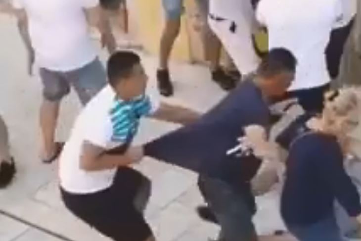 Tučnjava u ulici Carera u Rovinju (Foto: Facebook video screenshot)