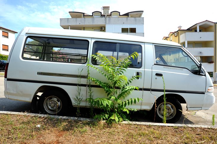 Napušteni kombi zorno pokazuje u kakvom je stanju naselje koje je trebalo biti ekskluzivno (M. MIJOŠEK)