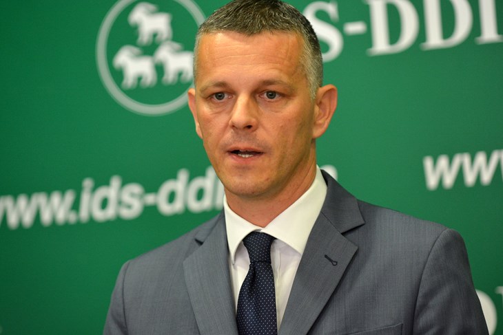 (D. MEMEDOVIĆ)