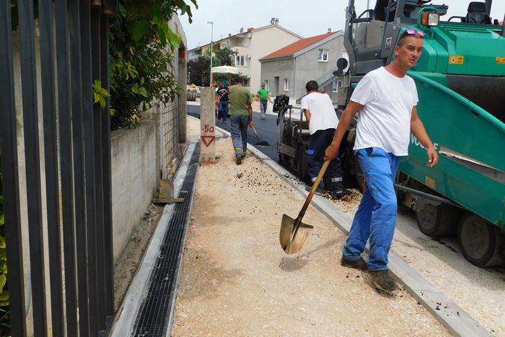 Asfaltiranje donjeg dijela Črnjine ulice počelo je u ponedjeljak