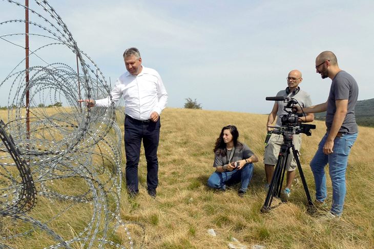 Siniša Žulić prebrojava "žilete", snima ga talijanska ekipa, Filippo Berta u sredini (Gordana ČALIĆ ŠVERKO)