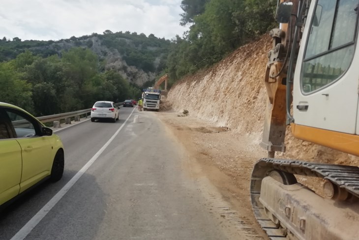 Promet se odvija jednim prometnim trakom (B. BIOČIĆ)