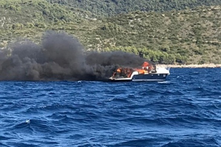 (Jahta gori kod Hvara / Foto kap. Brkuljić, LI Milna)