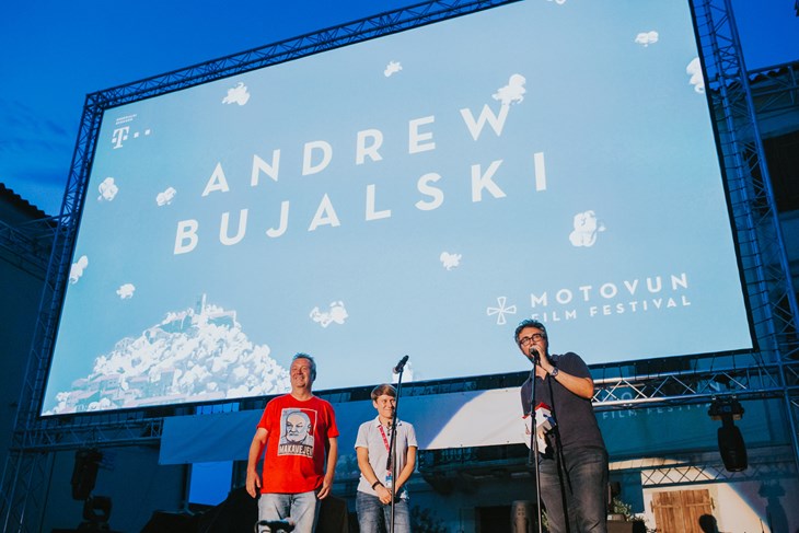 Američki redatelj Andrew Bujalski negdašnji je Makavejevljev student, a u Motovunu mu se prikazuju tri filma - "Smiješno ha ha", "Kompjutorski šah" i "Podržite djevojke"  MFF