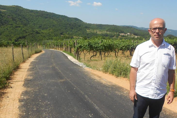 Načelnik Općine Cerovlje Emil Daus na novoj cesti Draguć-Zajerci