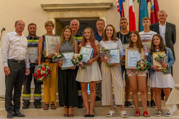 Dobitnici nagrada Općine Višnjan s načelnikom Angelom Mattichem i predsjednikom Vijeća Nenadom Čendakom (M. RIMANIĆ)