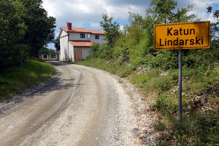 Eksploatacijsko polje prelazi cestu Lindarski Katun - Zabrežani (A. DAGOSTIN)