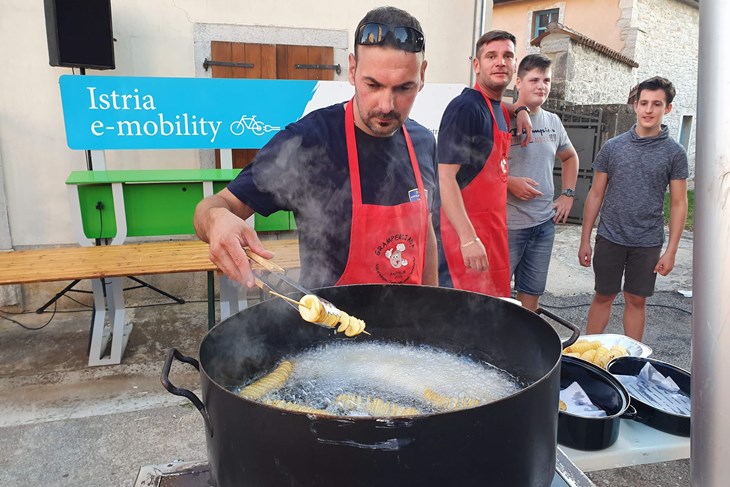 Kaštelirski vatrogasci pripremaju pržene krumpirove spirale (R. SINOSICH)