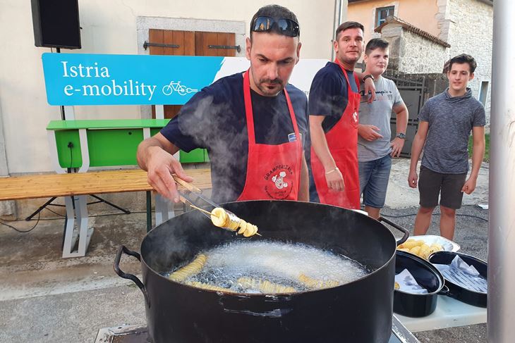 Kaštelirski vatrogasci pripremaju pržene krumpirove spirale (R. SINOSICH)