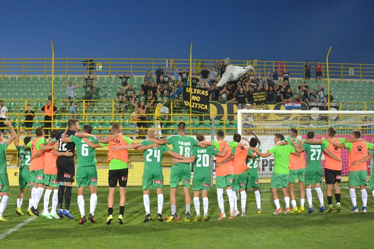 LAKŠIM SPORAZUMIJEVANJEM DO USPJEHA - Nogometaši Istre 1961 nakon pobjede nad Varaždinom (Neven LAZAREVIĆ)