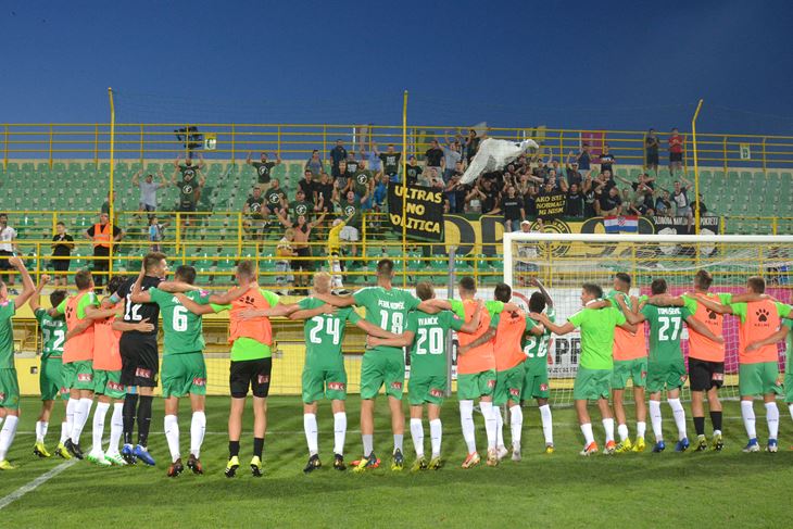 LAKŠIM SPORAZUMIJEVANJEM DO USPJEHA - Nogometaši Istre 1961 nakon pobjede nad Varaždinom (Neven LAZAREVIĆ)
