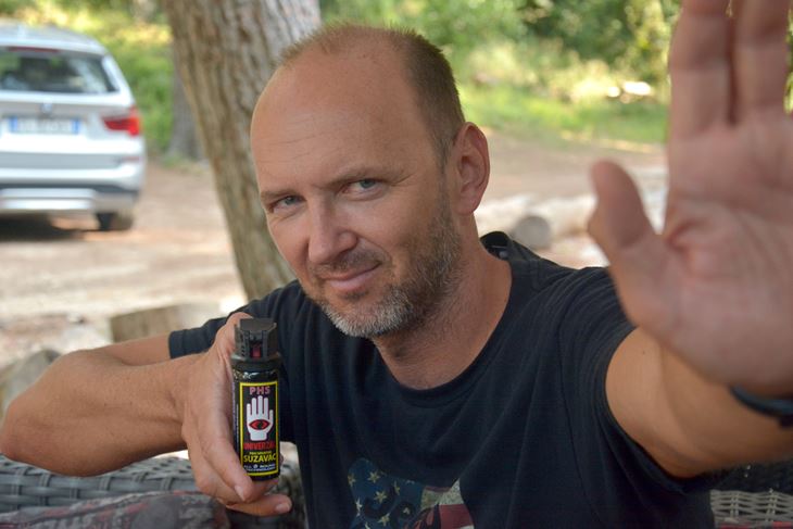 Boris Stermotić građane uči kako se obraniti suzavcem  (Snimio Neven LAZAREVIĆ)