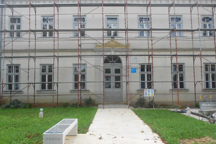 Višnjanska osnovna škola pod skelama (Mirjan RIMANIĆ)