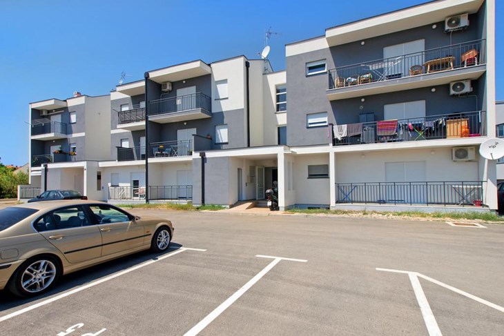 Jednosobni stan na drugom katu zgrade koji je postao apartman uredno je kategoriziran i prijavljen (Booking.com)