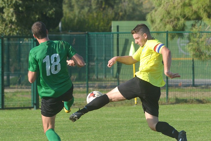 KOJI ĆE KAPETAN PODIGNUTI PEHAR - Diego Valenta (18) i Milivoj Simeunović (Neven LAZAREVIĆ)