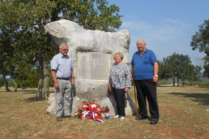 Polaganje cvijeća uz spomenik Viktoru Labincu na Vrbanovici (M. RIMANIĆ)