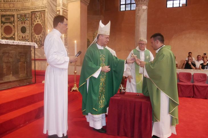    - GO03720428.jpg  Don Luka Pranjić prima misijski križ iz ruku biskupa Dražena Kutleše