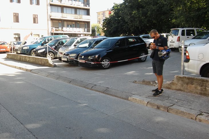 Parkiralište je zatvoreno, ali ne i prazno (Z. STRAHINJA)