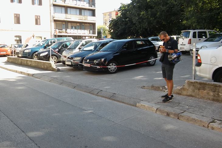 Parkiralište je zatvoreno, ali ne i prazno (Z. STRAHINJA)
