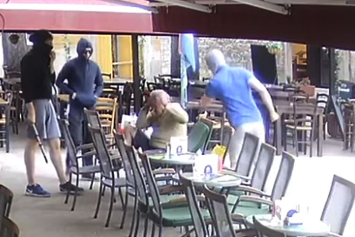 Nadzorne kamere zabilježile su brutalni napad na terasi Old Cityja 
