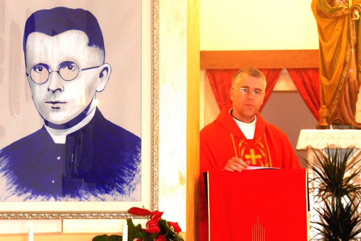 Vlč. Mladen Pranjić uz sliku Francesca Bonifacija u crkvi u Krasici (L. JELAVIĆ)