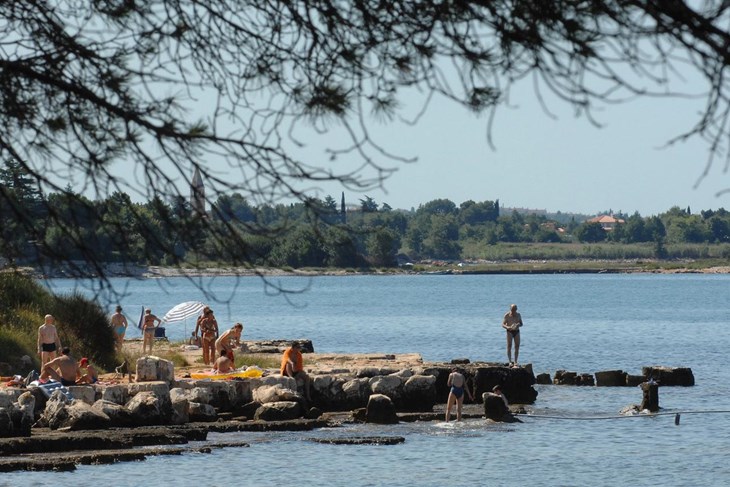 Plaža u Svetom Pelegrinu, odakle i slovenski premijer Pahor, otpliva svoju dnevnu rutu  (Milivoj MIJOŠEK)