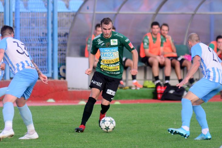 ODLUČIO DERBI - Ivan Golić prolazi kroz Romića (33) i Banića (21) (Dejan ŠTIFANIĆ)