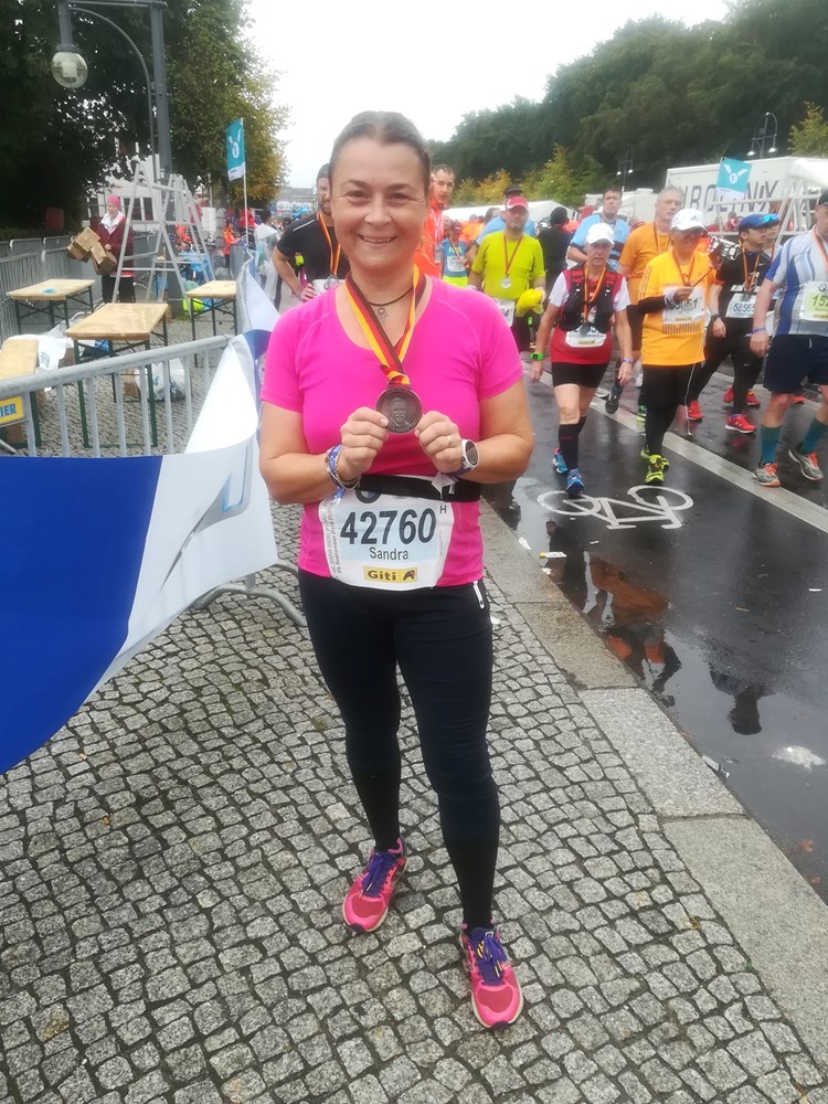 Sandra Zrinić Terlević s medaljom s istrčanog Berlinskog maratona