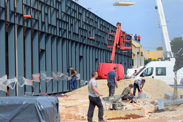 Podignut montažni objekt u kojem će biti dućani 16 brendova (D. ŠTIFANIĆ)