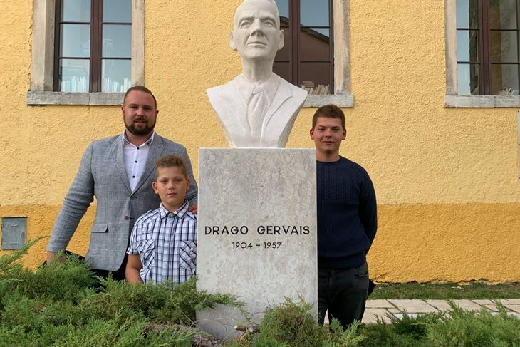Željko Plavčić, Karlo i Martin Zohil uz novo poprsje Drage Gervaisa pred Čakavskom kućom u Žminju (M. RIMANIĆ)