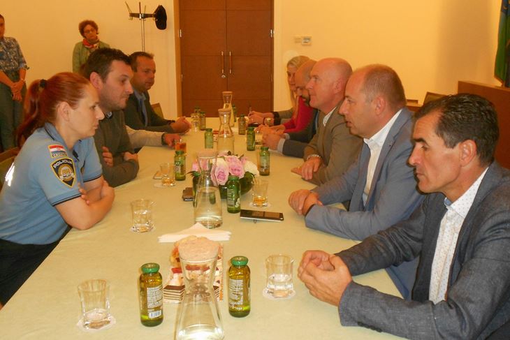 Pazinski gradonačelnik s načelnicima susjednih općina i predstavnicima Policijske postaje Pazin (M. RIMANIĆ)