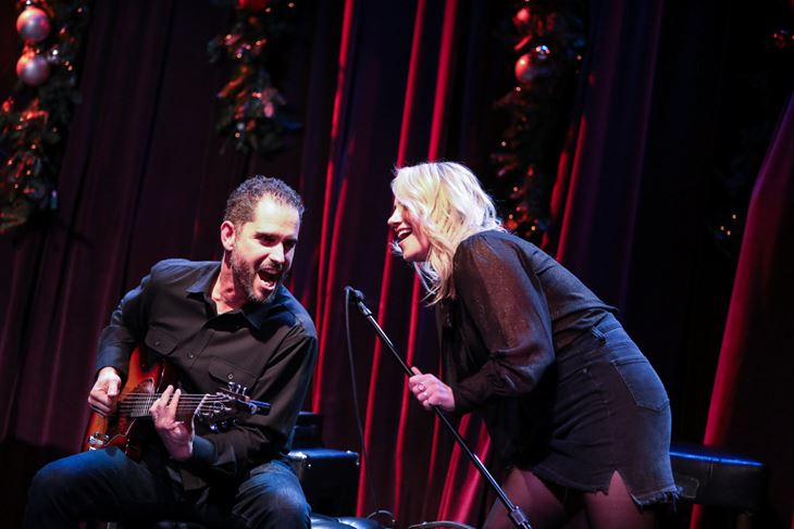 Charlie Hunter i Lucy Woodward